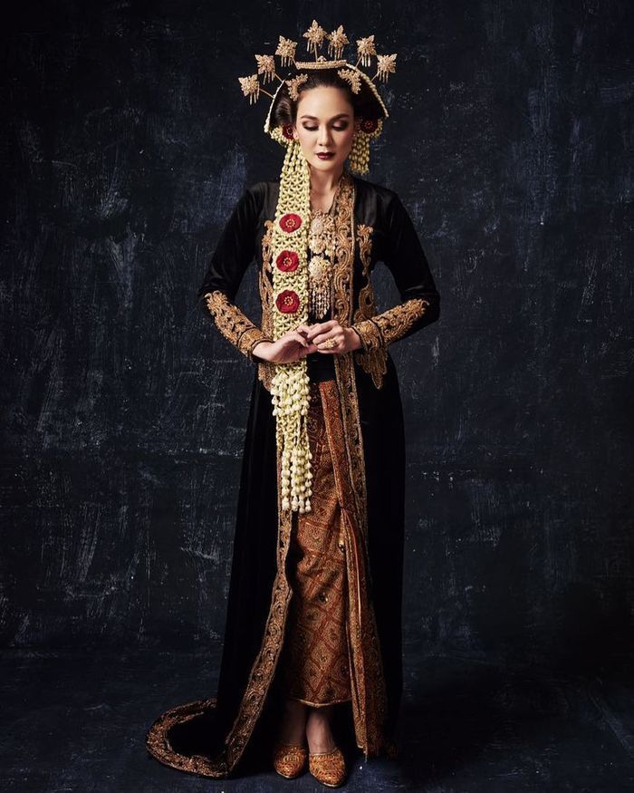 Luna Maya tampil dengan dandanan pengantin adat Jawa