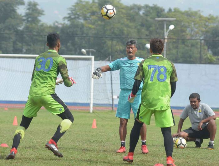 Pelatih kiper Persib Bandung, Gatot Prasetyo, saat melatih I Made Wirawan, Muhammad Natshir, dan Muhammad Aqil Savik.