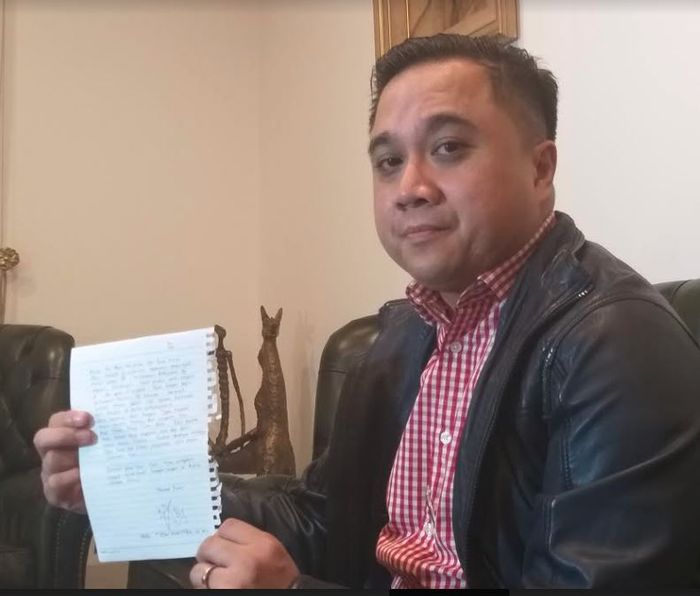 Asgar Sjarfi, kuasa hukum Roro Fitria bacakan surat Roro Fitria yang ditulis dalam penjara.