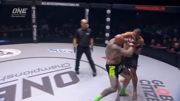 Atlet ONE Championship asal Brasil, Anderson Silva (kanan).