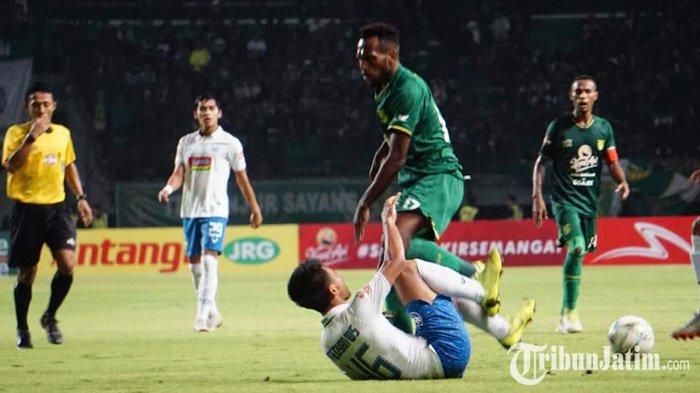 Pemain Persebaya Surabaya, Elisa Basna, menginjak perut bek PSIS Semarang, Fredyan Wahyu, saat pertandingan pekan ketiga Liga 1 2019.