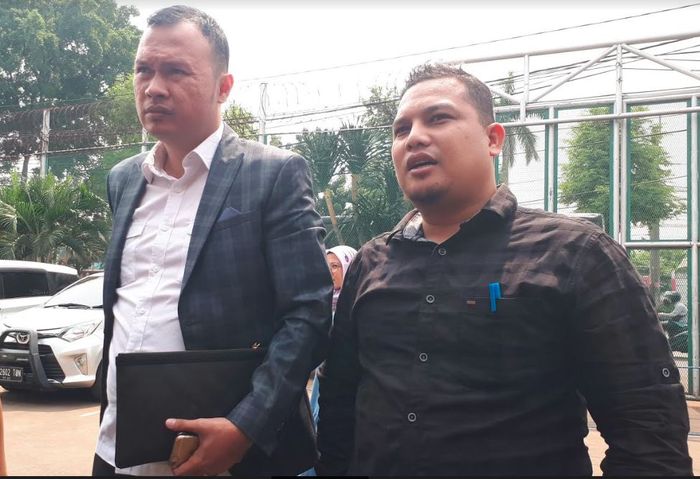 Tim kuasa hukum Ahmad Dhani saat ditemui Grid.ID sebelum menemui kliennya di Rutan Klas I Cipinang. 