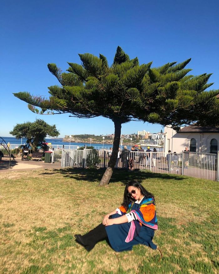 Nagita Slavina kenakan syal saat berlibur di Sydney.