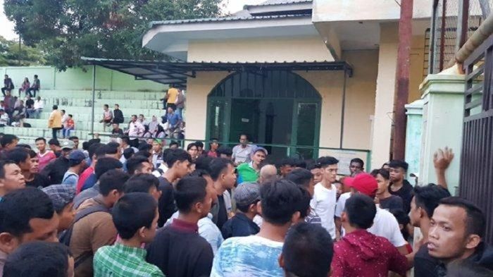 Suasana kericuhan suporter PSMS Medan seusai menyaksikan laga melawan Gumarang FC.