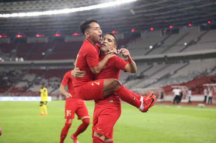 Andik Vermansah dan Alberto Goncalves merayakan gol pada laga timnas Indonesia Vs Vanuatu di Stadion Utama Gelora Bung Karno, Sabtu (15/6/2019).