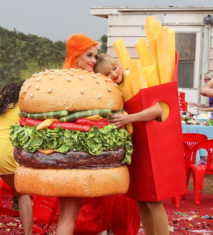 Penampilan Taylor Swift dan Katy Perry dalam musik video You Need to Calm Down.
