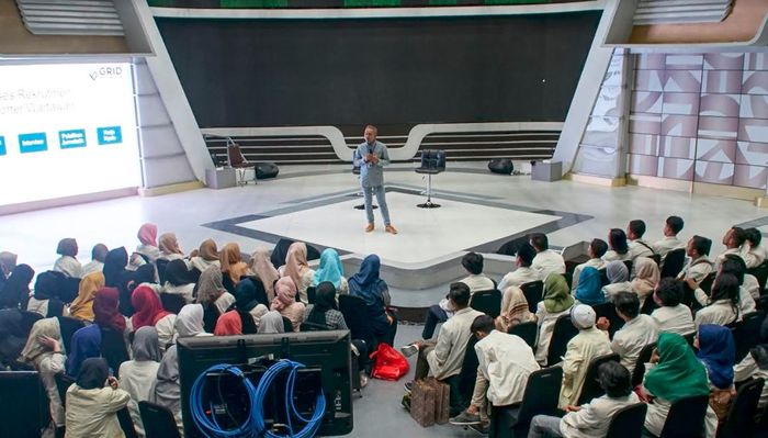 Pimpinan Redaksi Grid.ID, Agus Sulistriyono menyapa para mahasiswa di Studio 1 Menara Kompas, Palmerah Selatan, Jakarta. Selasa (18/6/2019).