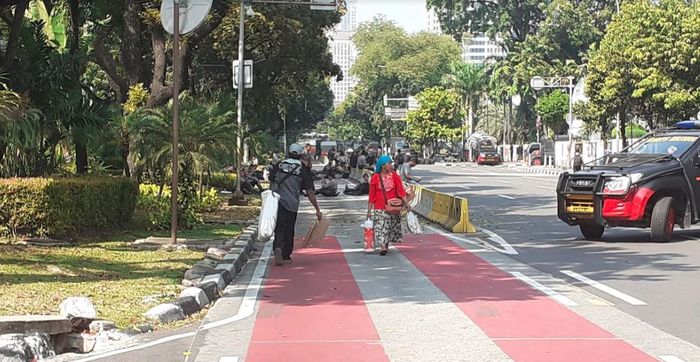 Warga mondar-mandir menjajakan barang dagangan mereka saat sidang Kedua Perselisihan Hasil Pemilihan Umum (PHPU) Pilpres 2019.