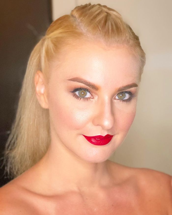 Gaya makeup natural dengan pilihan warna lipstik merah cerah membuat Ailey MacQueen, mantan pacar Richard Kyle, tampak memesona