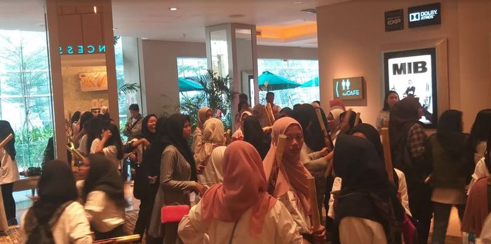 Antusias fans menunggu rilis poster Bumi Manusia di Epicentrum XXI, Jakarta Selatan, Rabu (19/6/2019).