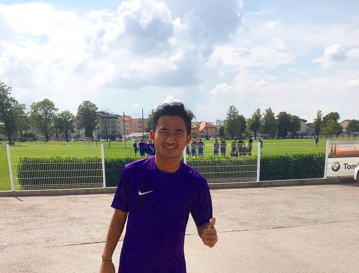 Pemain muda asal Indonesia, Hambali Tolib saat sampai di markas latihan klub Liga Kroasia, Lokomotiva Zagreb pada 18 Juni 2019. 