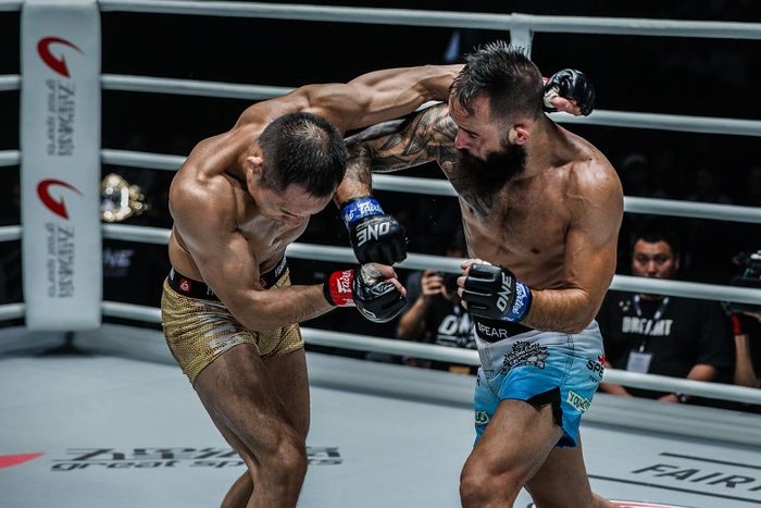 Atlet ONE Championship asal Indonesia, Anthony Engelen (kanan), melepaskan pukulan ke arah petarung China, Chen Lei, dalam ajang ONE: Legendary Quest di Shanghai, China.