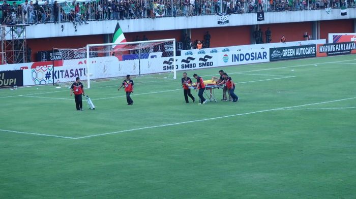 Laga PSS Sleman vs Bhayangkara FC di Stadion Maguwoharjo, Jumat (21/6/2019) diwarnai insiden benturan antara Indra Kahfi dengan Wahyu TRi Nugroho. Indra Kahfi dibawa keluar lapangan untuk mendapatkan perawatan.