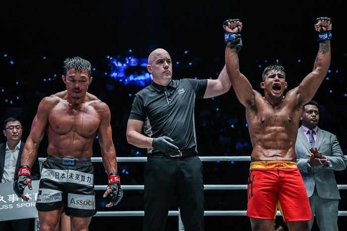 Atlet ONE Championship asal Malaysia, Agilan Thani (kanan), menang atas petarung Jepang, Yoshihiro Akiyama, dalam ajang ONE: Legendary Quest di Shanghai, China.