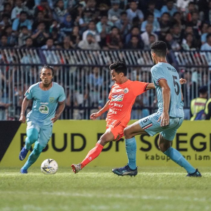 Aksi pemain Persija Jakarta, Fitra Ridwan pada partai pekan kelima Liga 1 2019 kontra Persela Lamongan, di Stadion Surajaya, Lamongan, Sabtu (22/6/2019).