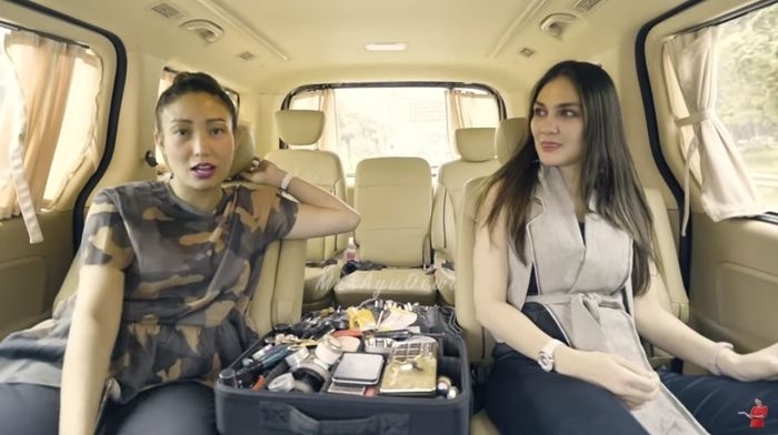 Luna Maya blak-blakan bersama sahabatanya, Ayu Dewi 