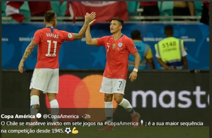 Bintang timans Chile, Alexis Sanchez, melakukan selebrasi seusai menjebol gawang Ekuador dalam lanjutan ase grup Copa America 2019, Sabtu (22/6/2019) pagi WIB.