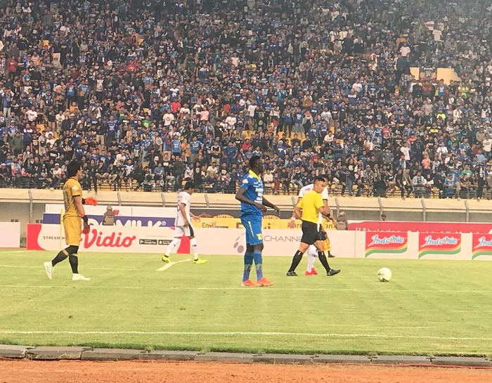 Striker Persib Bandung, Ezechiel N'Douassel, mendapatkan kartu kuning karena dianggap melakukan diving saat laga kontra Madura United, pada Minggu (23/6/2019).