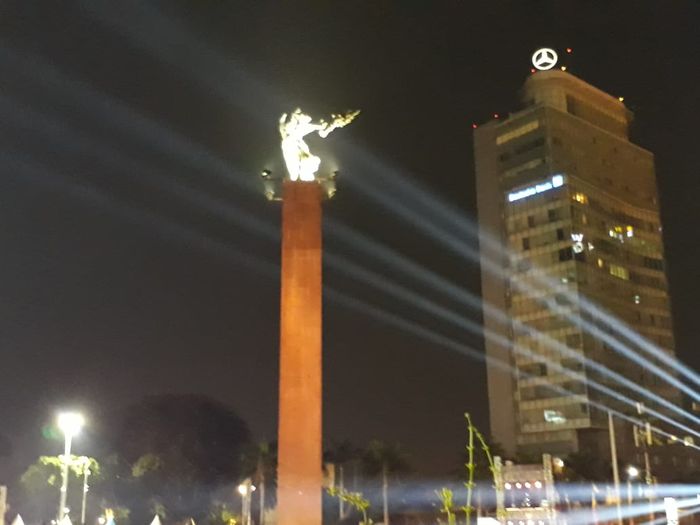 Pancaran lampu juga menghiasi sekeliling patung Selamat Datang.