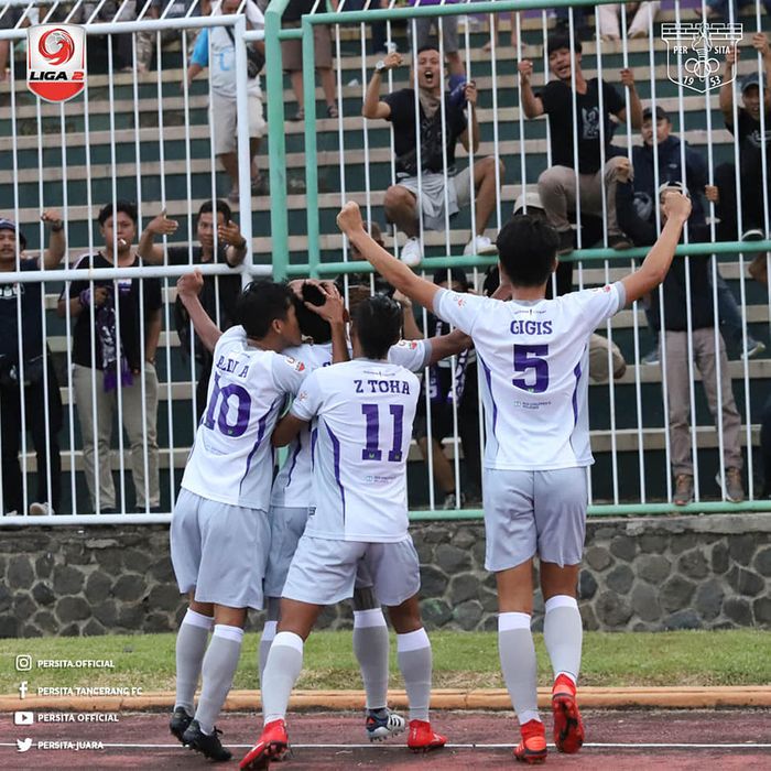 Suka cita pera pemain Persita seusai mencetak gol ke gawang tuan rumah PSGC Ciamis pada pekan pertama Wilayah Barat Liga 2 2019 di Stadion Galuh, 23 Juni 2019. 