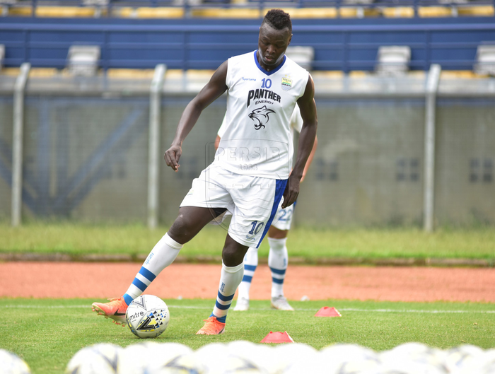 Striker Persib Bandung, Ezechiel N'Douassel, saat mengikuti latihan bersama tim.