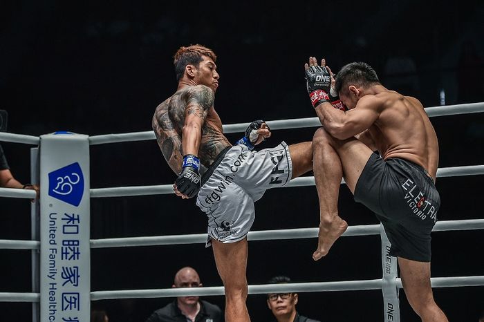 Atlet ONE Championship asal Indonesia, Victorio Senduk (kanan), melawan petarung dari Myanmar, Phoe Thaw, dalam ajang ONE: Legendary Quest di Shanghai, China pada 15 Juni 2019.