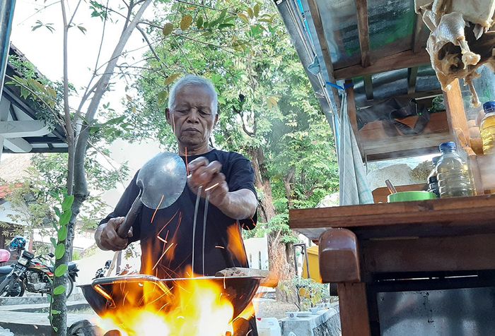 Pedagang menyiapkan sajian bakmi Jawa gratis di Jalan Satria, Wonosari, Gunungkidul, Jumat (21/6/2019). Memperingati HUT ke-188 Kabupaten Gunungkidul, Pemkab setempat menyajikan 5.657 porsi bakmi Jawa godog gratis untuk masyarakat, sekaligus memecahkan rekor Muri mengalahkan raihan sebelumnya yakni