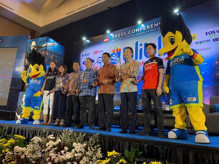 ki-ka: Gloria Emanuelle Widjaja, Susy Susanti, Achmad Budiharto, Kusumo Martanto (CEO Blibli), Wiranto, Head of Global Markets PT Bank HSBC Indonesia Ali Setiawan, dan Kevin Sanjaya Sukamuljo berpose pada konferensi pers Indonesia Open 2019 di Jakarta, Rabu (26/6/2019).