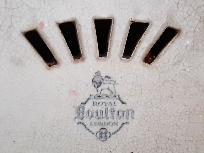 Wastafel &ldquo;Royal Boulton London&rdquo; yang berlogo singa di salah satu kamar utama.  Sampai hari ini pabrik porselen ini masih berproduksi.