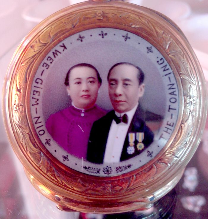 Sebuah foto, mungkin bagian suvenir keluarga, yang menampilkan Mayor The Toan Ing dan istrinya Kwee Giem Nio. The lahir pada 28 Desember 1849 dan wafat pada 27 Desember 1920 dalam usia 70 tahun. 