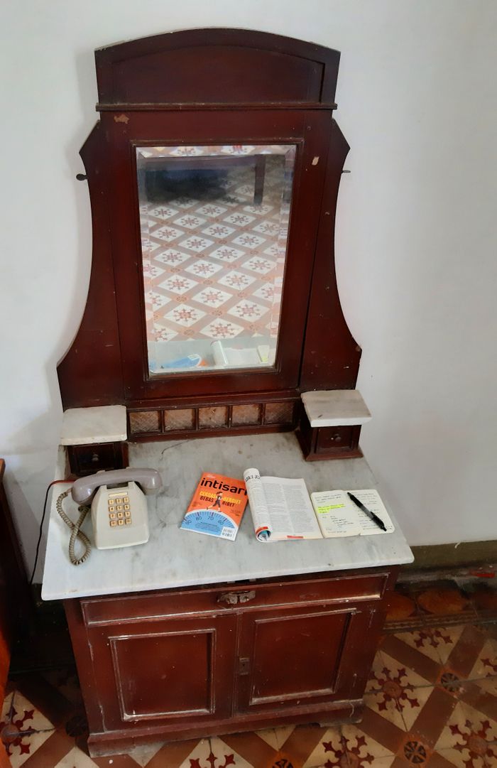Rumah penginapan GANEFO masih mengekalkan beberapa perabot lawasnya, salah satunya meja rias yang bertakhtakan batu marmer.