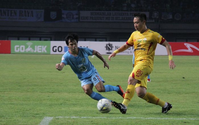 Gelandang asal Jepang milik Persela, Kei Hirose mencoba menghadang pemain tengah impor Bhayangkara FC dari Korea, Lee Hyu-joon pada lanjutan Liga 1 2019 di Stadion Patriot, Kota Bekasi, 26 Juni 2019. 