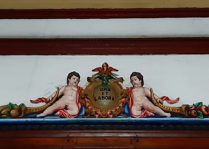 Hiasan keramik berlanggam Renaisans dengan semboyan 