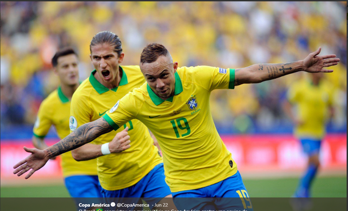 Penyerang Brasil, Everton Soares, merayakan golnya di Copa America 2019.