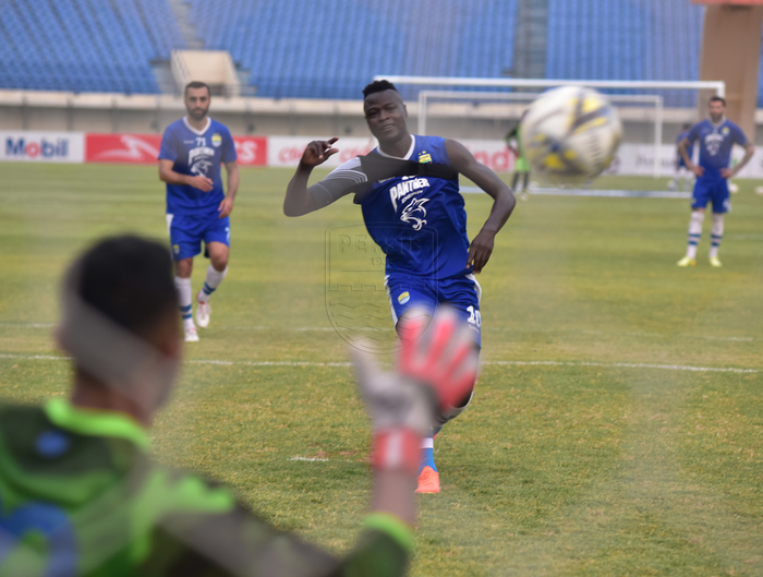 Striker Persib Bandung, Ezechiel Ndouassel, menggunakan pelindung bahu saat mengikuti latihan tim menjelang laga kontra Bhayangkara FC pada pekan keenam Liga 1 2019.