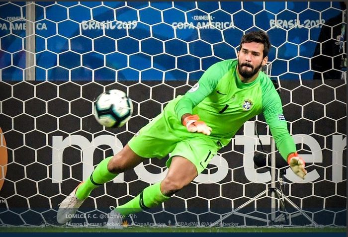 Kiper timnas Brasil, Alisson Becker, menggagalkan eksekusi penalti pemain timnas Paraguay dalam laga perempat final Copa America, 27 Juni 2019.