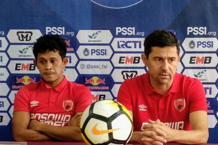 Pelatih PSM Makassar, Darije Kalezic, bersama pemainnya, Rizky Pellu, memberikan keterangan saat jumpa pers jelang laga kontra Madura United pada leg pertama semifinal Piala Indonesia 2018.