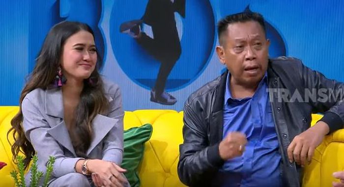 Meggy Diaz tak mampu menyembunyikan senyumnya saat dipuji Tukul