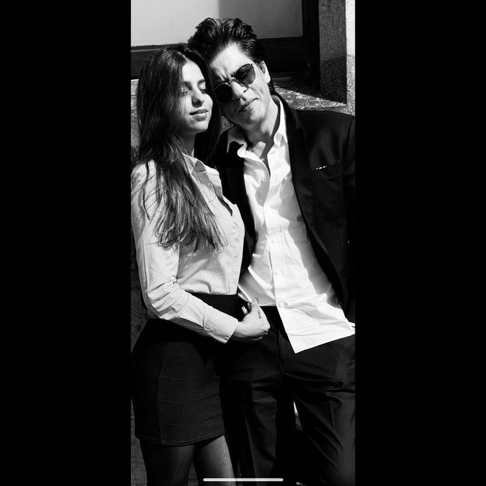 Shah Rukh Khan berfoto bersama anaknya, Suhana Khan.