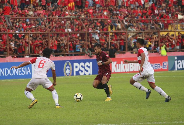 Penyerang PSM Makassar, Zulham Zamrun, dipastikan tak akan membela Juku Eja setelah pertandingan melawan Persija Jakarta di Stadion Utama Gelora Bung Karno, Jakarta pada Rabu (28/8/2019). Ia akan absen kala melawan Persela Lamongan di Stadion Andi Mattalatta, Kota Makassar pada Minggu (1/9/2019).