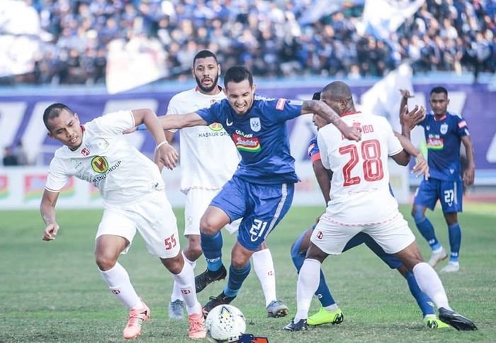 Penyerang PSIS Semarang, Silvio Escobar diapit dua pemain Barito Putera pada laga pekan keenam Liga 1 2019 di Stadion Moch Soebroto, Kota Magelang pada 30 Juni 2019. 