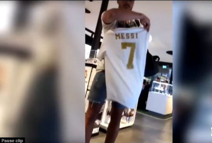 Atlet rugbi Prancis, Romain Ntamack, mencetak nama Lionel Messi di jersey Real Madrid.