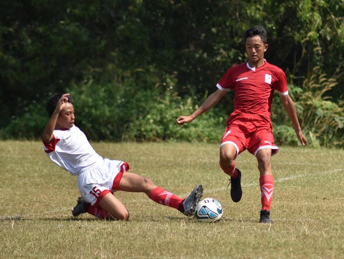 Tim LKG-SKF Indonesia (merah) menghadapi SSB Intan Soccer Cipta Cendikia dalam laga persahabatan di sela Meet The World jelang penyelenggaraan Piala Gothia 2019 di Bogor, Jawa Barat, Minggu (30/6/2019). Dalam laga itu, LKG-SKF Indonesia menang telak 7-0. Tim itu sudah lebih kompak dibanding pertandingan-pertandingan sebelumnya. Grafik positif itu diharapkan terjaga hingga Piala Gothia 2019 nanti.   KOMPAS/Adrian Fajriansyah (DRI) 30-6-2019