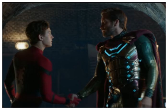 Adegan jabat tangan Tom Holland dan Jake Gyllenhaal.