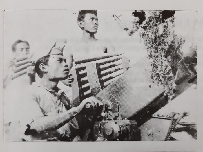 Pejuang Republik berlaga dengan meriam penangkis serangan udara dalam Pertempuran Surabaya. Mungkin operator meriam itu bernama Gumbreg, yang berhasil menjatuhkan lebih dari sepuluh pesawat musuh.