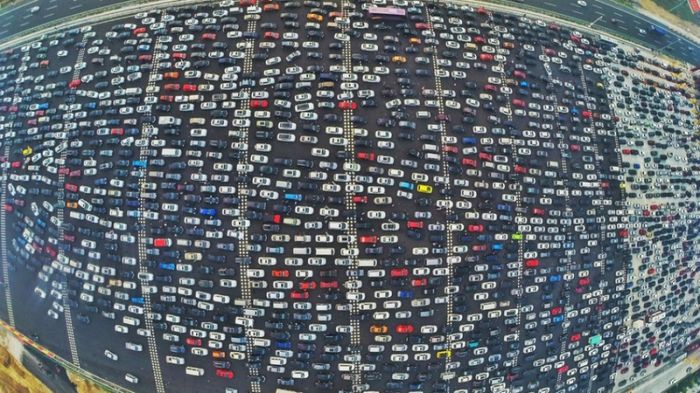 Jalan Tol di China yang dipadati kendaraan saat jam sibuk