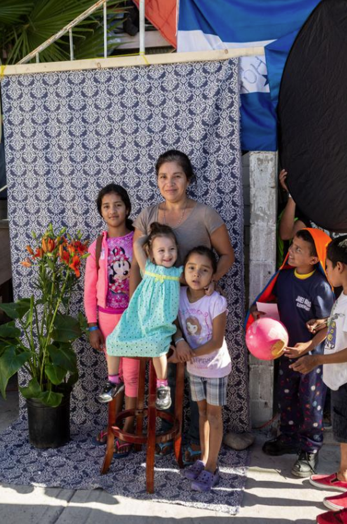 Kamp pengungsi di Tijuana menampung mereka yang masih mencari suaka atau ingin melintasi perbatasan menuju Amerika Serikat. Di antara mereka ada Blanca Azucena Aguilera dan tiga anak perempuannya dari Honduras.