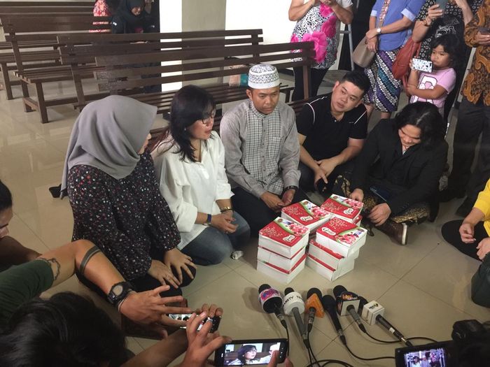 Acara doa bersama yang digelar oleh keluarga Kriss Hatta di Pengadilan Negeri Kota Bekasi, Jawa Barat, Kamis (4/7/2019).