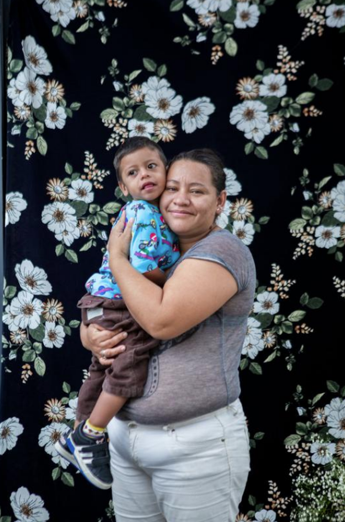 Juana Sorto datang ke Tijuana untuk mengajukan suaka di perbatasan. Dia meninggalkan sembilan anak di Honduras dan berharap mendapatkan perawatan medis untuk anaknya, Nedi Salomón.