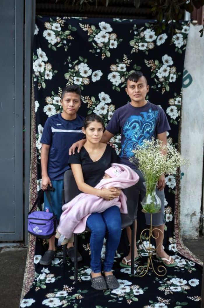 Setelah foto ini diambil, migran asal Salvador, Blanca Flores dan suaminya, José Israel Mejía (kanan), diberikan suaka di AS. Sementara adik Mejia, Jaime (kiri) yang berusia 16 tahun, ditahan di AS dan dideportasi.